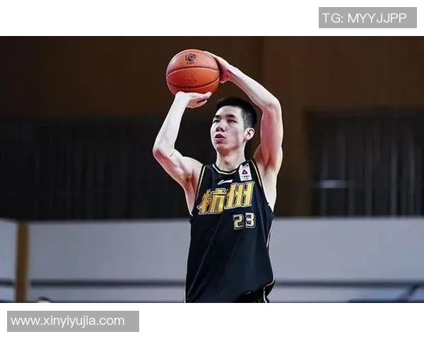 浙粤大战在即，朱俊龙赛前与赵睿寒暄，又向杜锋问好，气氛相当融洽！